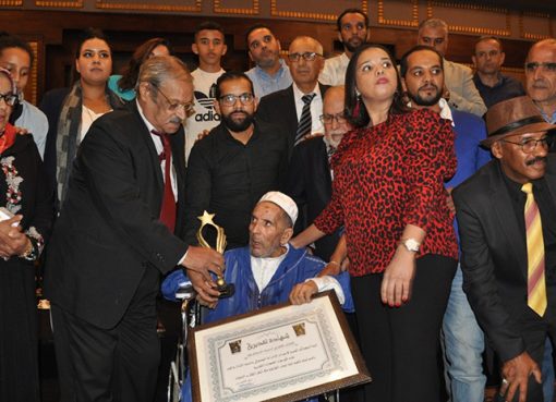 سعيد الناصري واللاعب الدولي لوبتي عمر يهديان شقة “ليلة نجوم الشاشة” للاعب الرجاوي السابق عبد الله حموش